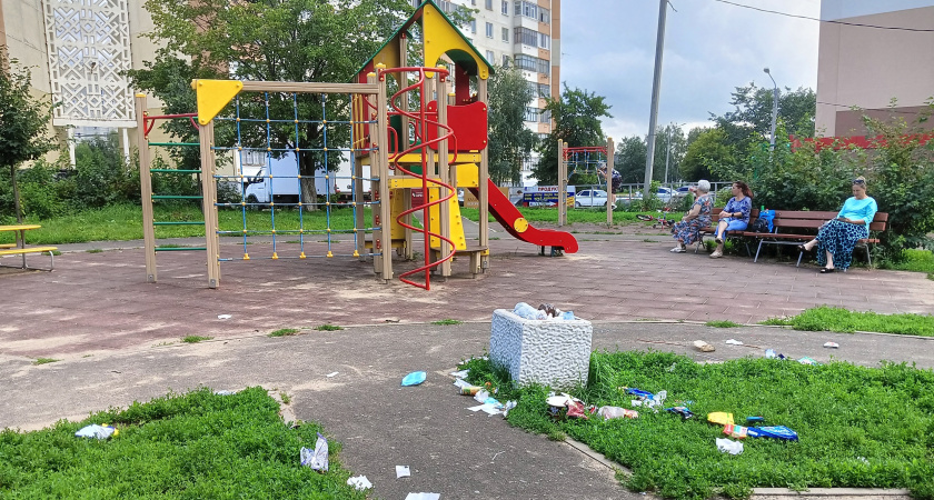В Саранске пожаловались на замусоренную детскую площадку
