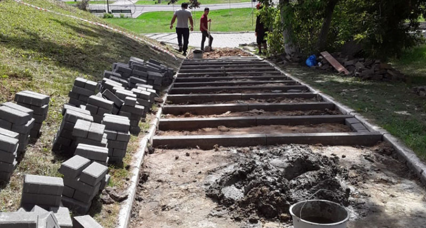 В Саранске приводят в порядок лестницу к набережной Саранки