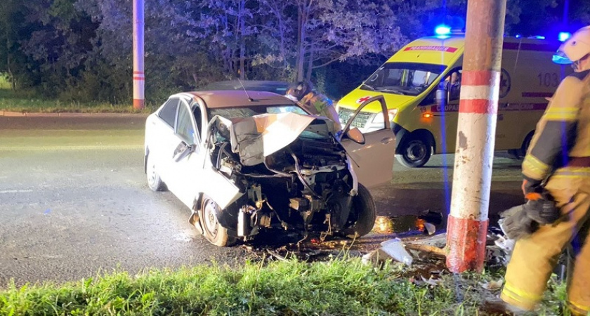 В Саранске 42-летний водитель LADA протаранил световую опору и попал в больницу