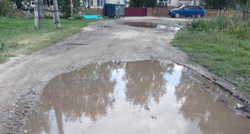 Жители мордовского села пожаловались на огромные лужи по дороге к школе