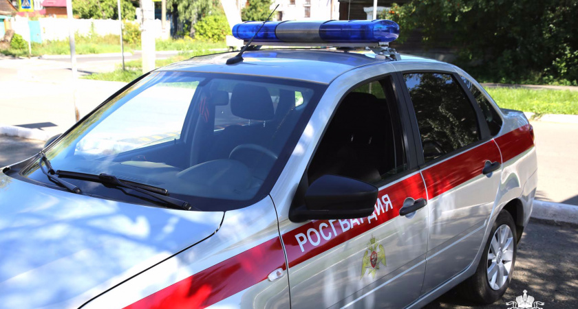 Житель Коми разбил стекла и дверь автомобиля в Саранске