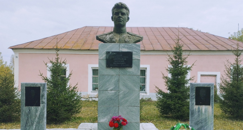 В Мордовии школьники поучаствовали в акции «Чистый памятник»