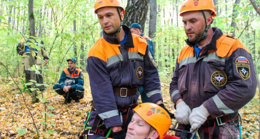 В Саранске спасатели ПСО провели учения в лесу