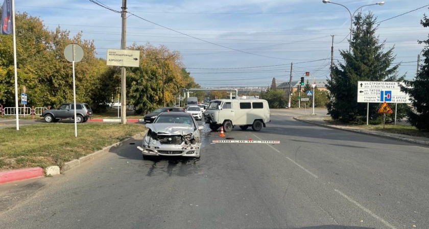 В Саранске 74-летний водитель УАЗ врезался в Mercedes и попал в больницу