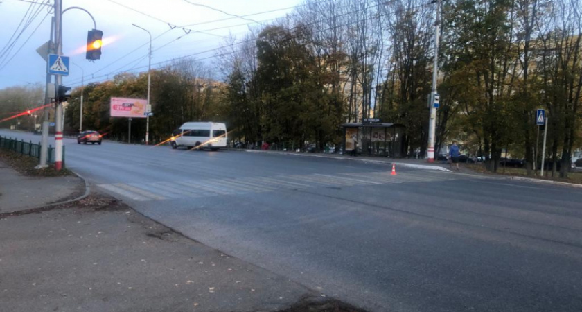 На улице Победы в Саранске водитель LADA сбил двух пешеходов