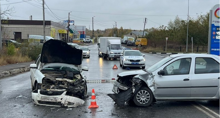 В Саранске в ДТП с участием Renault и LADA пострадала 33-летняя женщина