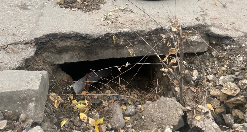 На улице Пролетарской в Саранске на краю проезжей части образовалась огромная яма