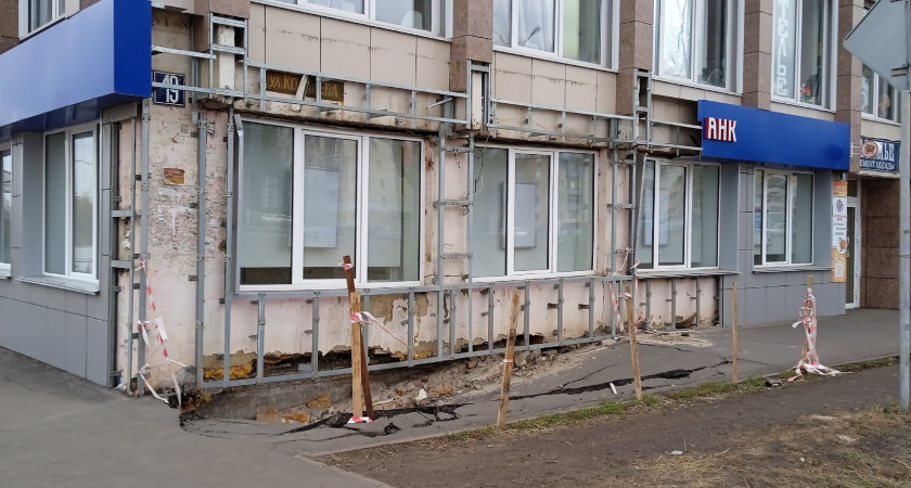 В Саранске проломивший асфальт фасад здания так и не привели в порядок