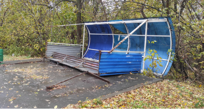 В Саранске остановка «Мясокомбинат» рухнула из-за сильного ветра