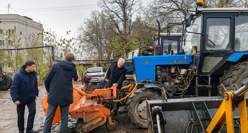 Мэр Рузаевки проконтролировал готовность коммунальной техники к уборке улиц зимой