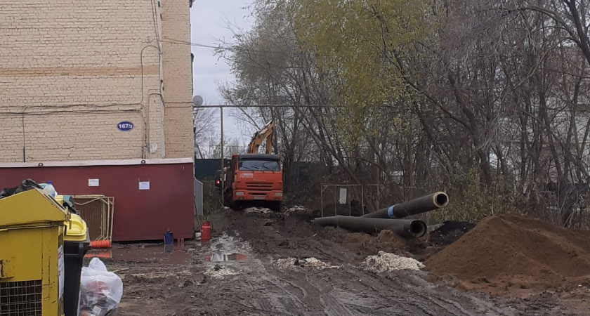 Жителям проспекта 70 лет Октября в Саранске перекрыли единственный тротуар из-за ремонтных работ