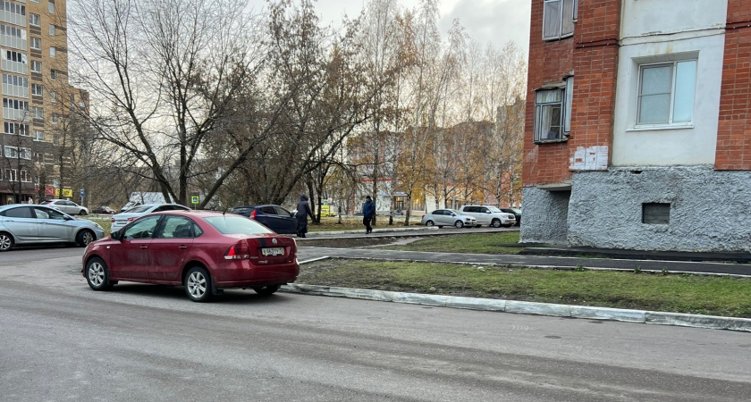 Жители Саранска возмутились автовладельцами, которые паркуются в неположенных местах