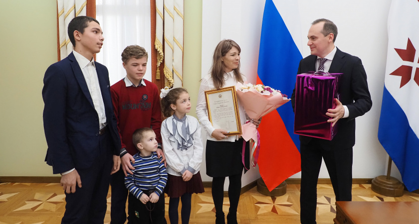 В Мордовии наградили спасшего брата и сестру из пожара 14-летнего подростка