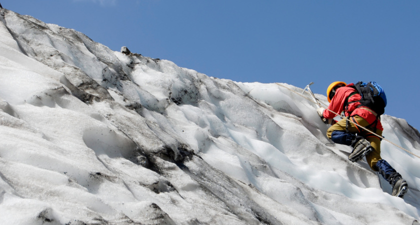 Альпинисты избавят крыши МКД от снега в Рузаевке
