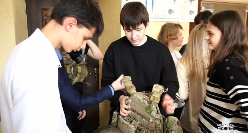 В Мордовии росгвардейцы провели экскурсию для школьников