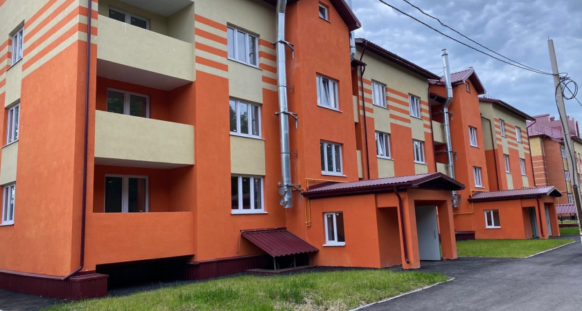 В Инсаре отметили новоселье переселенцы из аварийных домов