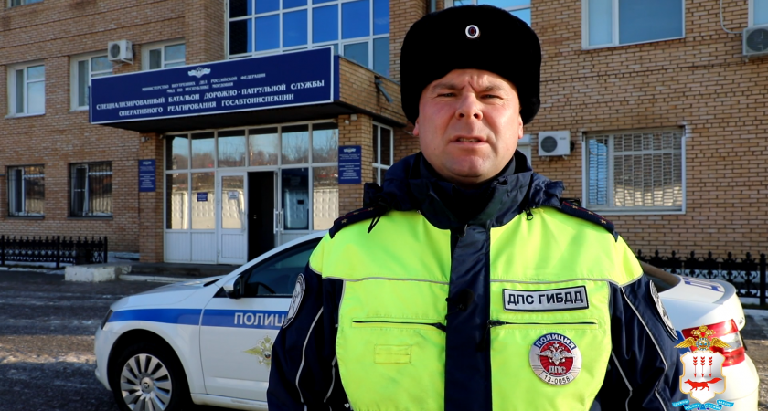 Инспекторы ГИБДД Саранска помогли замерзающей девушке