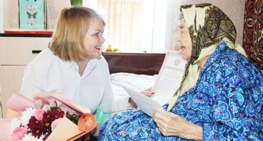 Пенсионерку из Мордовии поздравили со 100-летним юбилеем