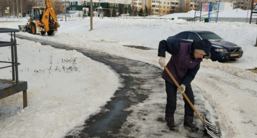 В Пролетарском районе Саранска сотрудники коммунальных служб устраняют последствия снегопада