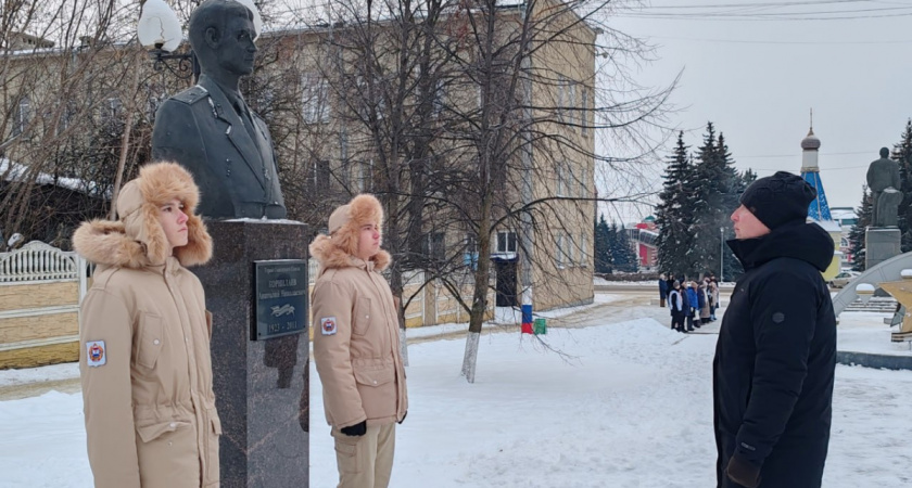 В Рузаевке состоялась церемония возложения цветов к бюстам героев Советского Союза и России
