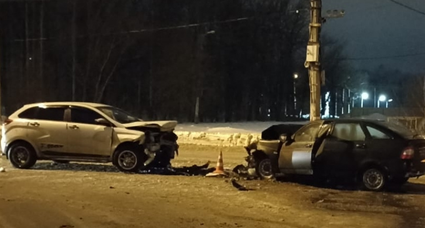 В Саранске водитель «Приоры» умер за рулем и врезался во встречную XRAY, пострадали двое