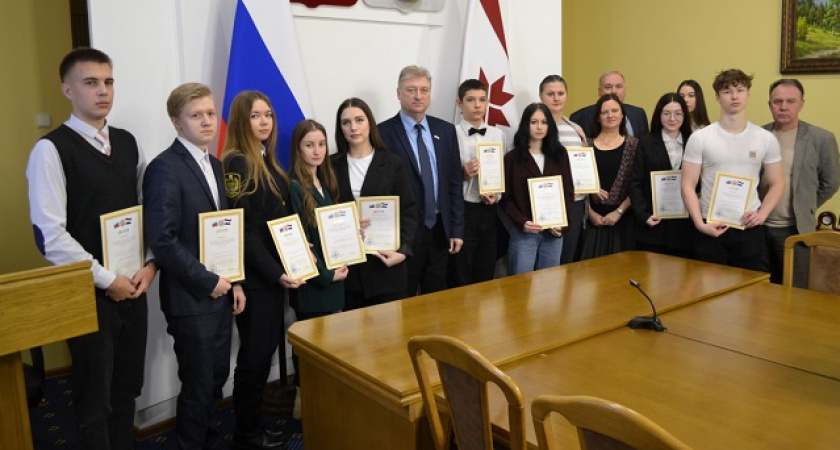 В Госсобрании Мордовии наградили писавших рефераты о Конституции РФ студентов