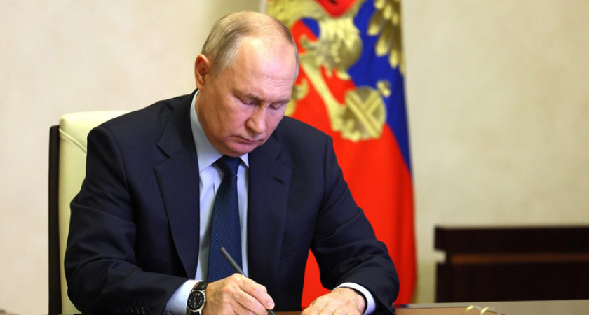 Президент Путин наградил троих жителей Мордовии за труд