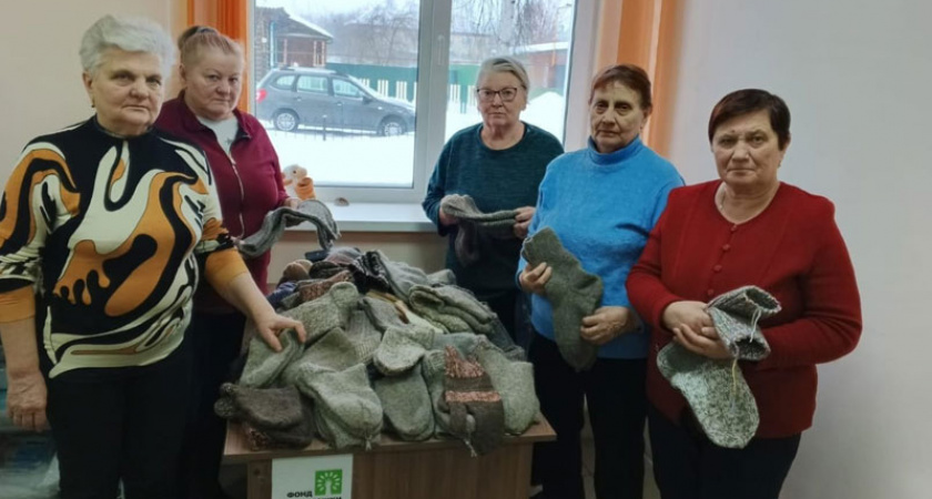 В Мордовии пенсионеры связали для бойцов СВО теплые носки и рукавицы