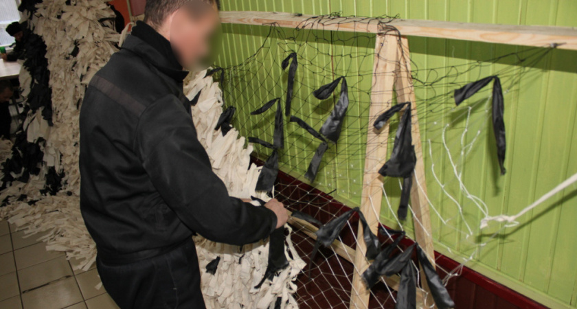 В Мордовии осужденные плетут маскировочные сети для бойцов в зоне СВО