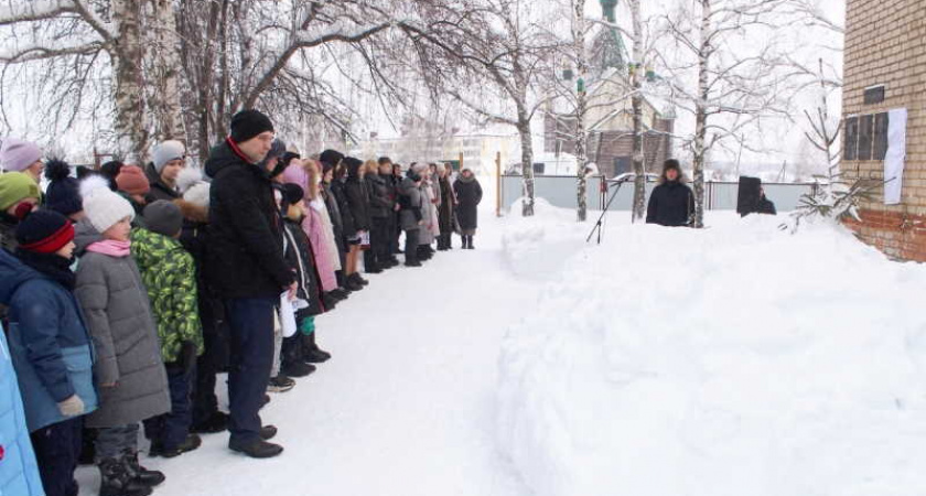 В Мордовии установили мемориальную доску в память об участнике СВО Сергее Ермакове