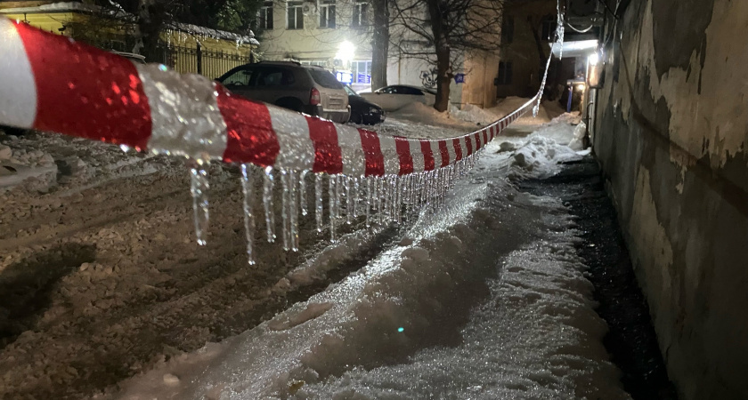 Жителей Мордовии предупредили об опасности схода сосулек и снега с крыш