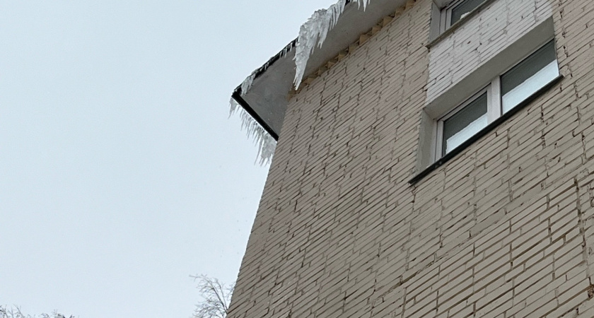 Жители Саранска возмущены огромными сосульками на крышах домов