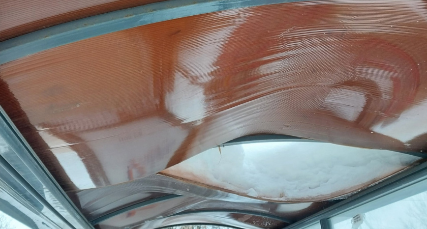 Мэрия Саранска отреагировала на обращение о прогнувшейся из-за снега остановке