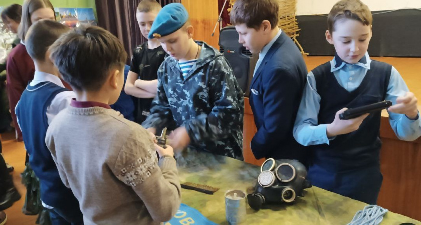 В Мордовии десантники поучили школьников собирать и разбирать оружие