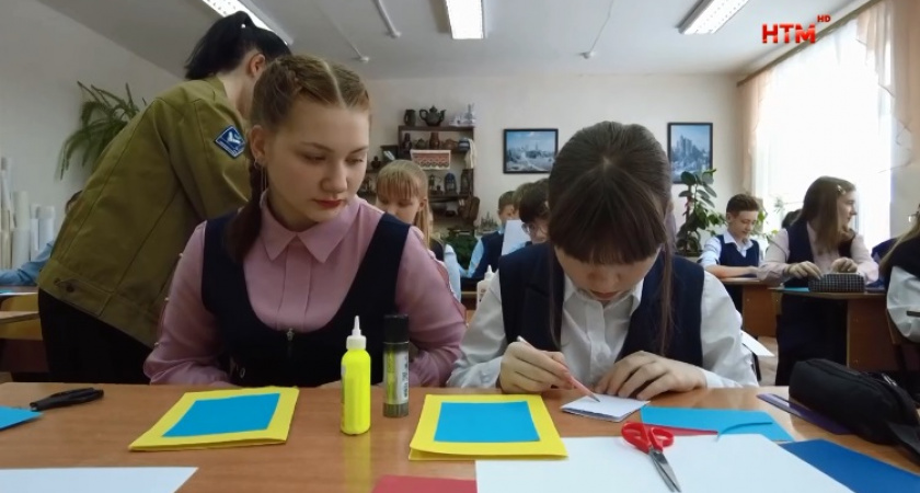 В Саранске ученики школы №40 сделали открытки бойцам СВО