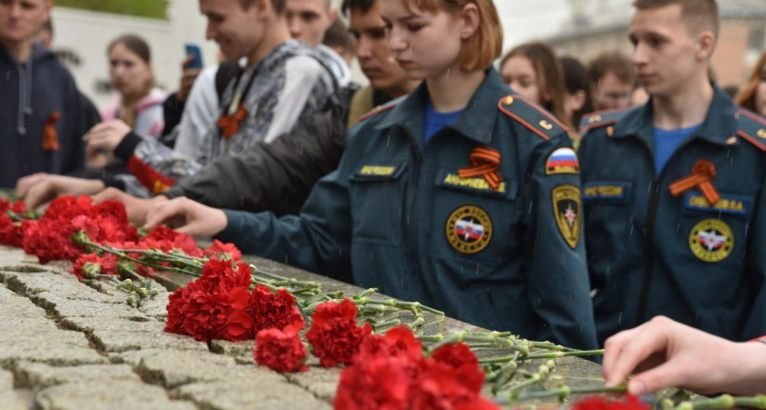 В Саранске в День памяти возложили цветы к памятнику воинам-интернационалистам