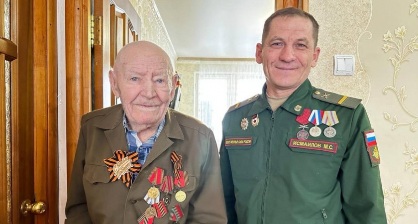 В Мордовии участник СВО поздравил с Днём защитника Отечества ветерана ВОВ