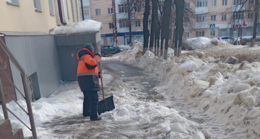 Коммунальщики Саранска продолжают работы по уборке снега и наледи