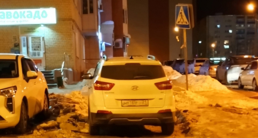 Жители Саранска пожаловались на припаркованные на пешеходном переходе автомобили
