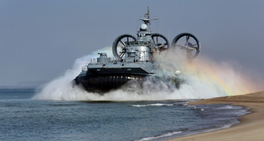 Десантный корабль «Мордовия» провел артиллерийские стрельбы в Балтийском море