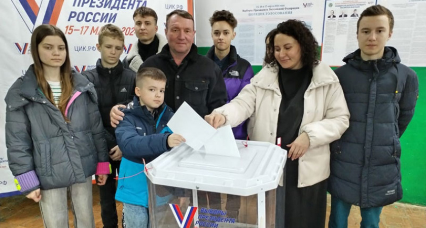 В Мордовии на избирательный участок пришла многодетная семья Сидоровых
