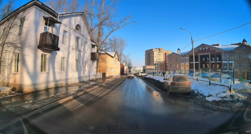 Жители Саранска жалуются на паркующихся на газоне водителей