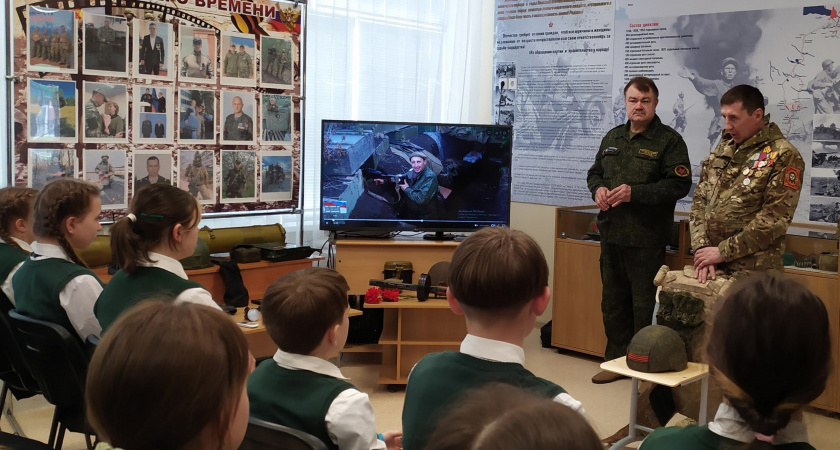 В Саранске ветеран СВО провел встречу с учениками школы №28