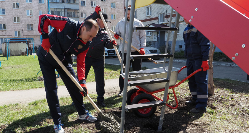 Артем Здунов поучаствовал в установке новой детской площадки в Саранске