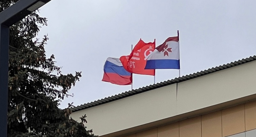 В Ковылкино подняли Знамя Победы на здании администрации