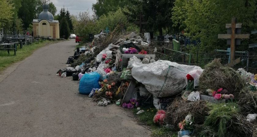 На Макаровском кладбище Саранска могилы завалили мусором