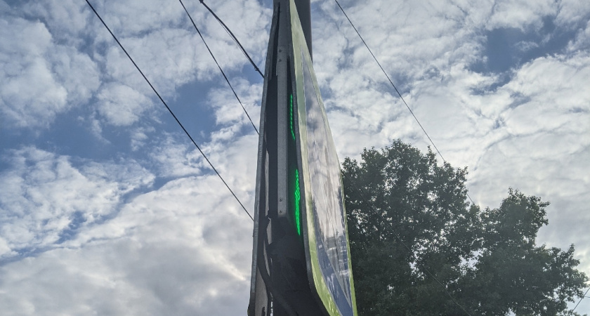 Мэрия Саранска распорядилась привести в порядок зажатый между знаками светофор