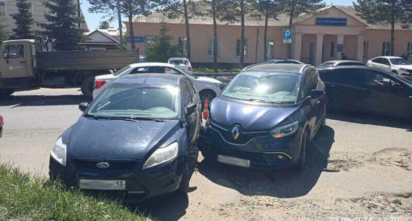 В Саранске девушки устроили ДТП рядом со зданием ГИБДД