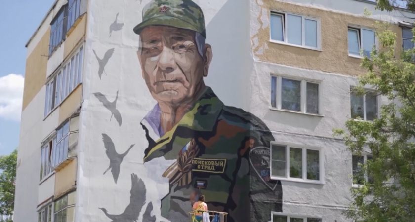 В Саранске на улице Косарева появился мурал с портретом Николая Кручинкина