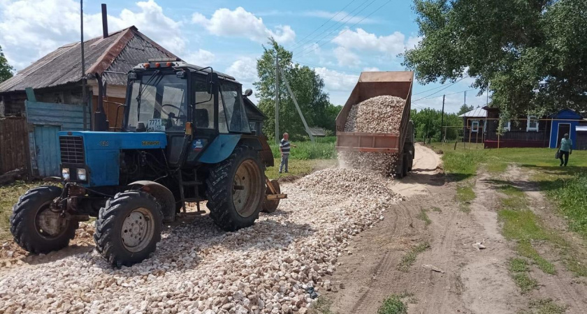 В Теньгушевском районе ремонтируют сельскую дорогу
